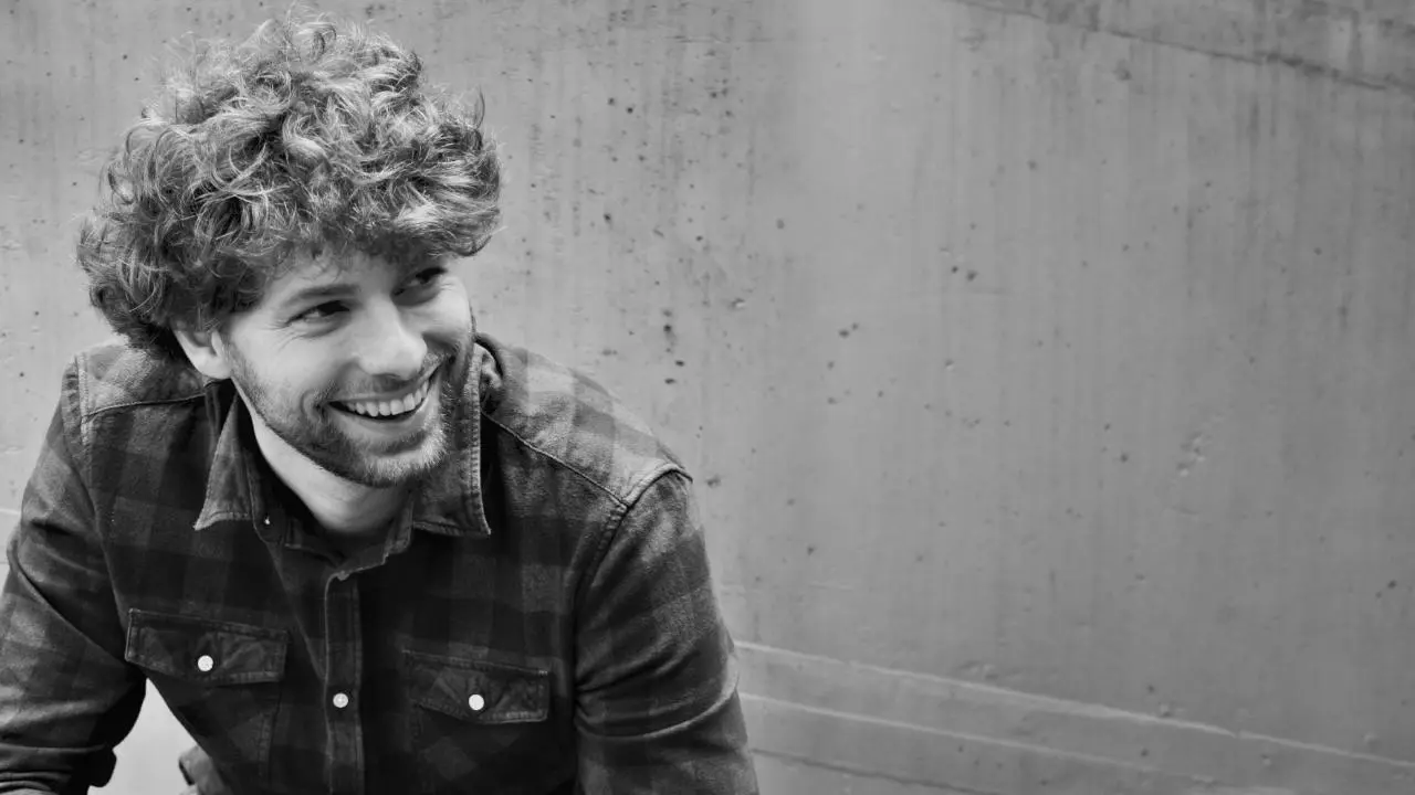 Professioneller Sprecher Jonathan Enns – Voice-Over-Kuenstler mit eigenem Tonstudio.