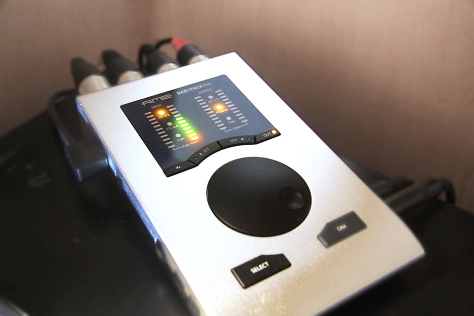 Professionelles Audio-Interface und Signalkette im Tonstudio von Sprecher Jonathan Enns.