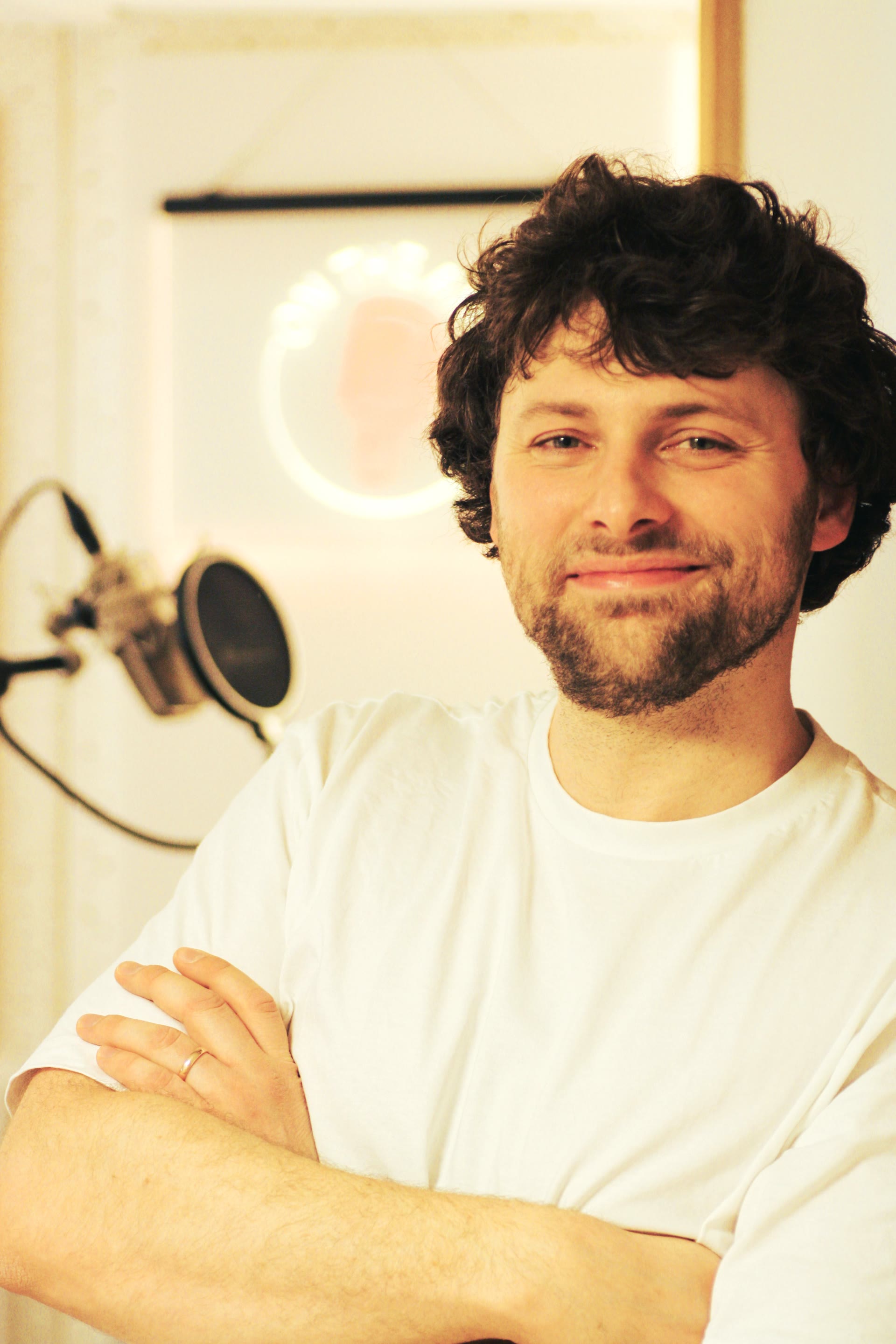 Professioneller Sprecher Jonathan Enns – Portrait im Tonstudio.