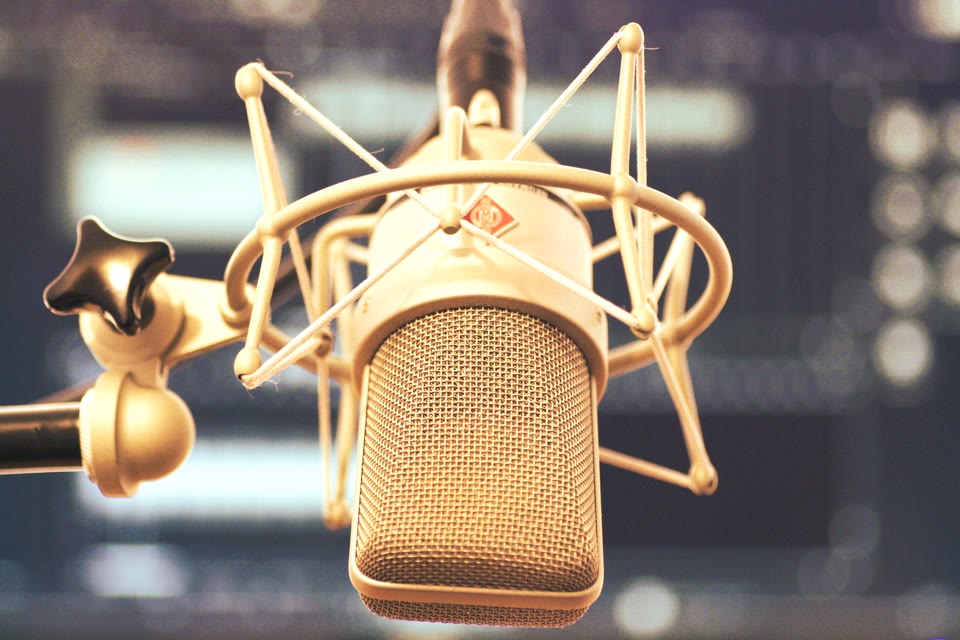 Großmembran-Kondensatormikrofon mit Popschutz im professionellen Sprecherstudio von werbestimme.de.