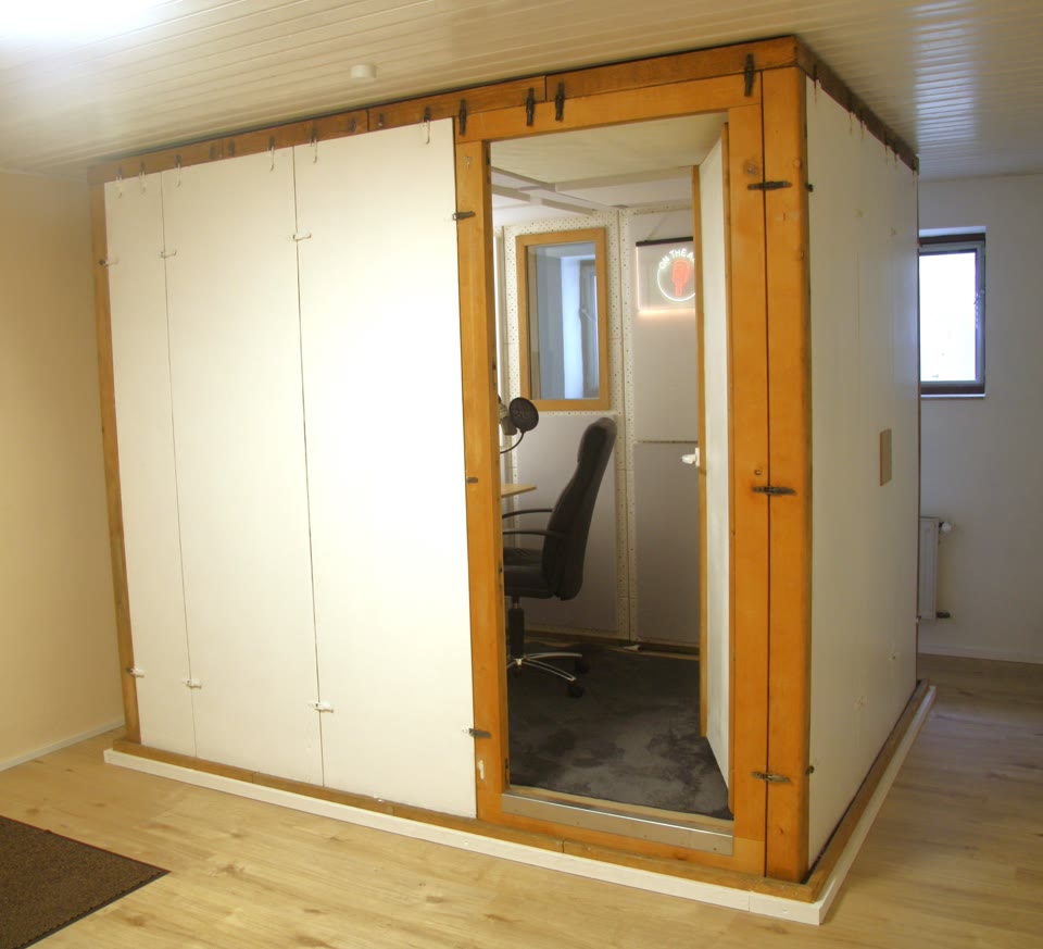 Schalldichte Sprecherkabine von Studio Box GmbH im Tonstudio von werbestimme.de.