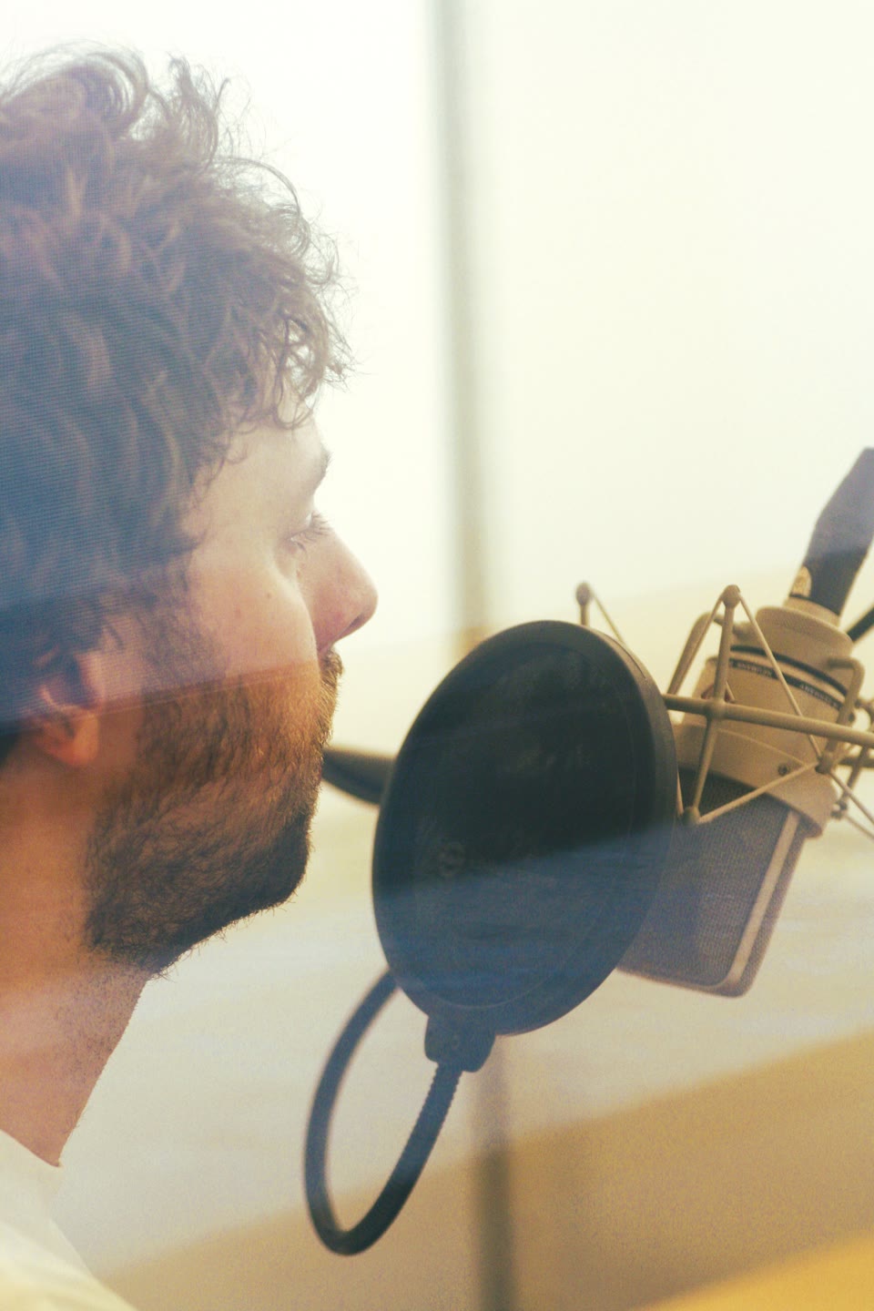Jonathan Enns während einer Voice-Over-Aufnahme-Session im Tonstudio.