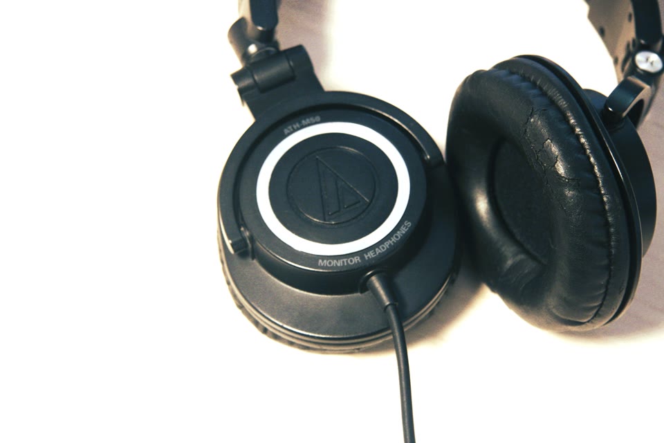 Studiokopfhörer für präzises Monitoring im Sprecherstudio.